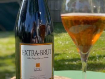 Idée cocktail 🍹 pour vos apéros de l’été ☀️

On commence en toute simplicité avec un classique, le kir breton 

Pour ce kir, nous vous conseillons notre...