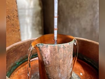 🍎 Chaque année, nous distillons au mois de Juin nos cidres pour obtenir de l’eau de vie de cidre. Depuis 40 ans, c’est le même alambic qui produit nos eaux...